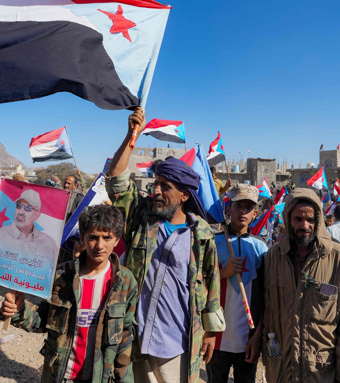 Anhänger des separatistischen Südlichen Übergangsrats (STC) im Jemen versammeln sich am 16. Februar 2026 in Daleh, der Heimatstadt des Vorsitzenden der Gruppe, Aidarous al-Zubaidi, der laut saudischen Behörden nach Abu Dhabi geflohen ist, zu einer Kundgebung zur Unterstützung von Aidarous und dem STC in der südlichen Provinz Daleh. Zubaidi hatte seine Anhänger in der Woche zuvor aufgefordert, „den Kampf fortzusetzen” und die Unterstützung für den STC zu verstärken. Die VAE waren Teil einer von Saudi-Arabien geführten Koalition, die 2015 im Jemen intervenierte, um die Regierung gegen die von Iran unterstützten Huthi-Rebellen zu unterstützen, die im Jahr zuvor die Hauptstadt Sanaa eingenommen hatten. Seitdem ist diese Allianz jedoch zerbrochen, da die VAE die Separatisten unterstützen, die Anfang Dezember ihre Offensive gegen die von Saudi-Arabien unterstützten Regierungstruppen gestartet haben.