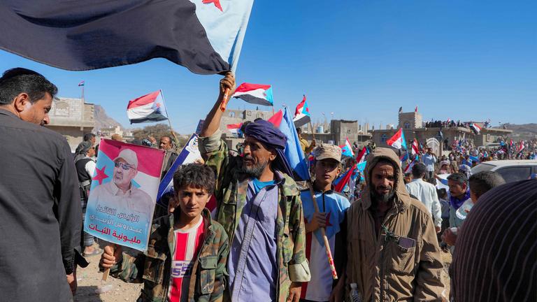 Anhänger des separatistischen Südlichen Übergangsrats (STC) im Jemen versammeln sich am 16. Februar 2026 in Daleh, der Heimatstadt des Vorsitzenden der Gruppe, Aidarous al-Zubaidi, der laut saudischen Behörden nach Abu Dhabi geflohen ist, zu einer Kundgebung zur Unterstützung von Aidarous und dem STC in der südlichen Provinz Daleh. Zubaidi hatte seine Anhänger in der Woche zuvor aufgefordert, „den Kampf fortzusetzen” und die Unterstützung für den STC zu verstärken. Die VAE waren Teil einer von Saudi-Arabien geführten Koalition, die 2015 im Jemen intervenierte, um die Regierung gegen die von Iran unterstützten Huthi-Rebellen zu unterstützen, die im Jahr zuvor die Hauptstadt Sanaa eingenommen hatten. Seitdem ist diese Allianz jedoch zerbrochen, da die VAE die Separatisten unterstützen, die Anfang Dezember ihre Offensive gegen die von Saudi-Arabien unterstützten Regierungstruppen gestartet haben.