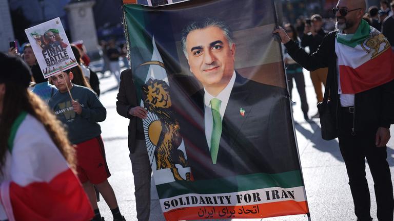 Demonstrierende halten Portrait des Sohn des Schahs hoch 