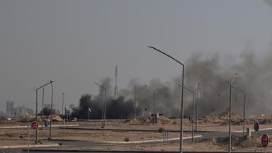 Am 2. März 2026 steigt Rauch von einem gemeldeten iranischen Angriff in der Gegend auf, in der sich die US-Botschaft in Kuwait-Stadt befindet.