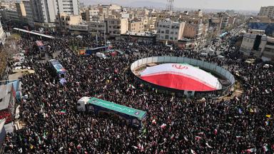Am 18. März 2026 versammeln sich iranische Trauernde in Teheran anlässlich der Beerdigung des iranischen Sicherheitschefs Ali Larijani und von Gholamreza Soleimani, einem hochrangigen Offizier der Islamischen Revolutionsgarde, der die Basij-Truppen befehligt. Nachdem sich Menschenmengen im Zentrum von Teheran zur Beerdigung des iranischen Sicherheitschefs Ali Larijani versammelt hatten, erklärte der neue oberste Führer des Iran, Mojtaba Khamenei, in einer schriftlichen Botschaft, dass seine Mörder dafür bezahlen würden. Larijanis Beerdigung fand gemeinsam mit der von Gholamreza Soleimani statt, dem Chef der paramilitärischen Basij-Truppe, der ebenfalls diese Woche bei einem Angriff im Iran getötet wurde, sowie mit der von Dutzenden iranischer Seeleute, die ums Leben kamen, als US-Streitkräfte Anfang dieses Monats ihre Fregatte vor Sri Lanka torpedierten.