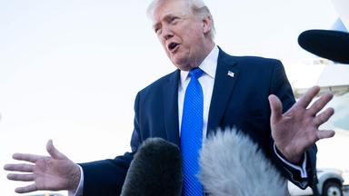 US-Präsident Donald Trump spricht am 23. März 2026 vor dem Einsteigen in die Air Force One am Palm Beach International Airport in West Palm Beach, Florida, mit Reportern. Präsident Donald Trump erklärte am Montag, es gebe „wesentliche Übereinstimmungen“ in den Gesprächen zwischen den USA und dem Iran, die seiner Meinung nach dazu führen müssten, dass Teheran seine nuklearen Ambitionen und seine Bestände an angereichertem Uran aufgibt. Trump sagte, die Gespräche – deren Existenz der Iran bestreitet – würden mit einer „Spitzenpersönlichkeit“ geführt, jedoch nicht mit dem obersten Führer des Landes.