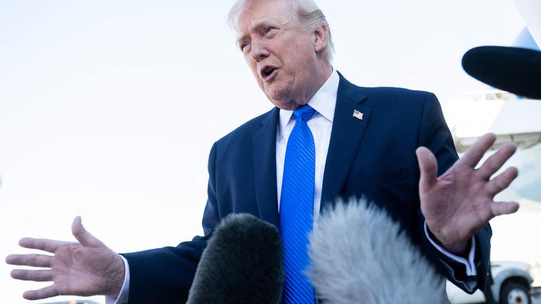 US-Präsident Donald Trump spricht am 23. März 2026 vor dem Einsteigen in die Air Force One am Palm Beach International Airport in West Palm Beach, Florida, mit Reportern. Präsident Donald Trump erklärte am Montag, es gebe „wesentliche Übereinstimmungen“ in den Gesprächen zwischen den USA und dem Iran, die seiner Meinung nach dazu führen müssten, dass Teheran seine nuklearen Ambitionen und seine Bestände an angereichertem Uran aufgibt. Trump sagte, die Gespräche – deren Existenz der Iran bestreitet – würden mit einer „Spitzenpersönlichkeit“ geführt, jedoch nicht mit dem obersten Führer des Landes.