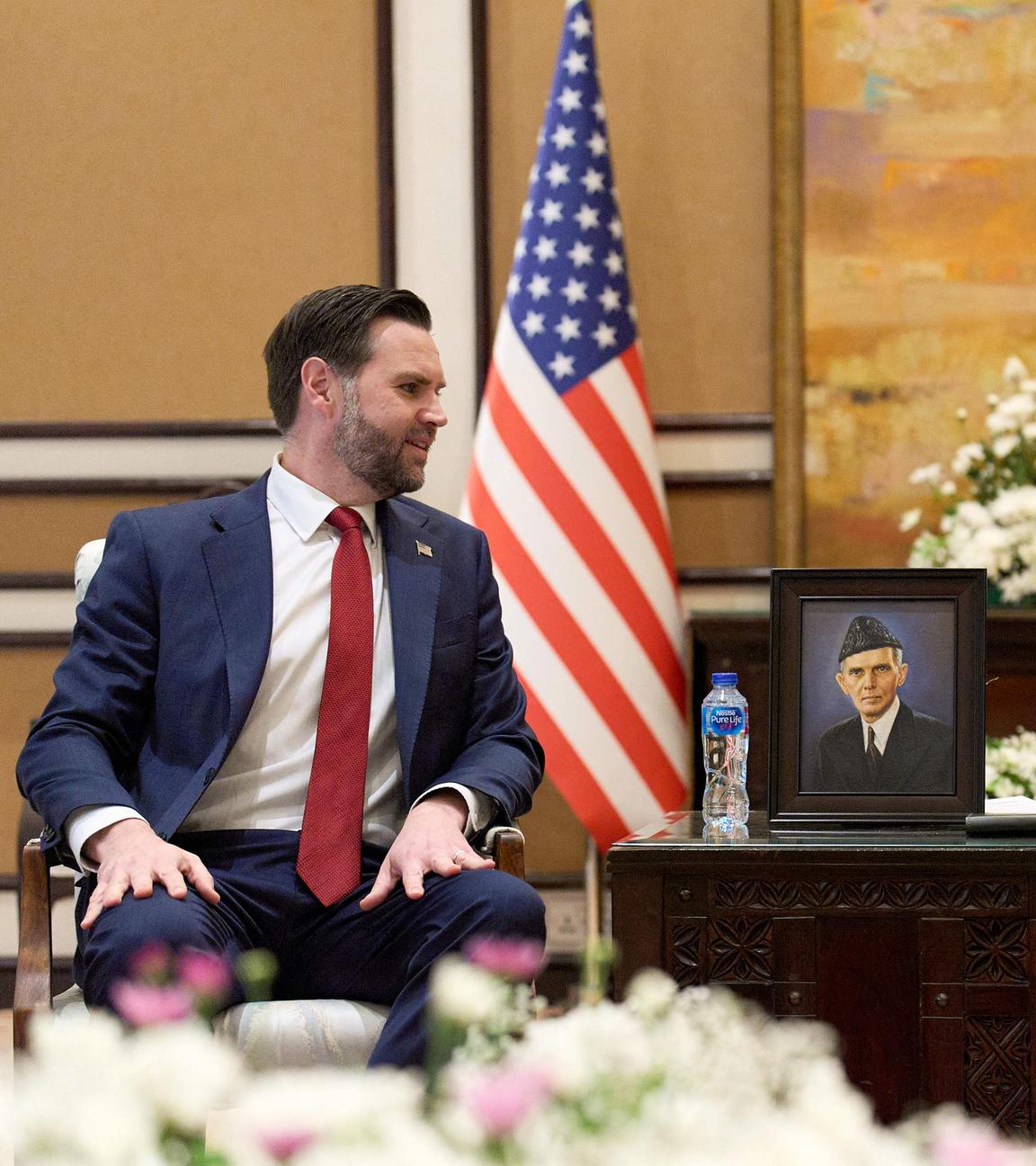 Pakistans Premierminister Shehbaz Sharif (rechts) unterhält sich mit dem US-Vizepräsidenten JD Vance während ihres Treffens im Rahmen der Friedensgespräche zwischen den USA und dem Iran am 11. April 2026 in Islamabad.