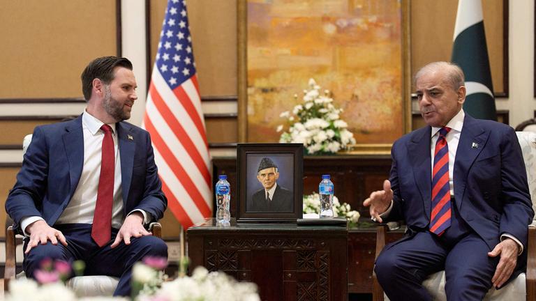 Pakistans Premierminister Shehbaz Sharif (rechts) unterhält sich mit dem US-Vizepräsidenten JD Vance während ihres Treffens im Rahmen der Friedensgespräche zwischen den USA und dem Iran am 11. April 2026 in Islamabad.