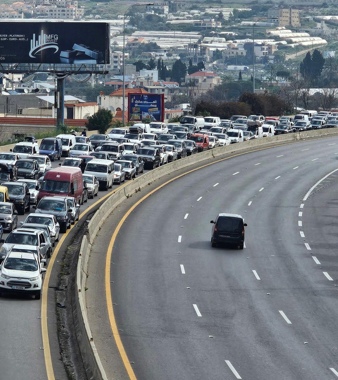 Vertriebene fahren am 17. April 2026 auf dem Weg zurück in ihre Heimat auf einer Autobahn in Rmeileh am nördlichen Eingang der libanesischen Stadt Sidon. Tausende vertriebene libanesische Zivilisten machten sich am 17. April auf den Weg, in der Hoffnung, dass ein zehntägiger Waffenstillstand mit Israel ihnen die Rückkehr in ihre Häuser im Süden Beiruts und im vom Krieg zerrütteten Süden des Landes ermöglichen würde.