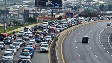 Vertriebene fahren am 17. April 2026 auf dem Weg zurück in ihre Heimat auf einer Autobahn in Rmeileh am nördlichen Eingang der libanesischen Stadt Sidon. Tausende vertriebene libanesische Zivilisten machten sich am 17. April auf den Weg, in der Hoffnung, dass ein zehntägiger Waffenstillstand mit Israel ihnen die Rückkehr in ihre Häuser im Süden Beiruts und im vom Krieg zerrütteten Süden des Landes ermöglichen würde.