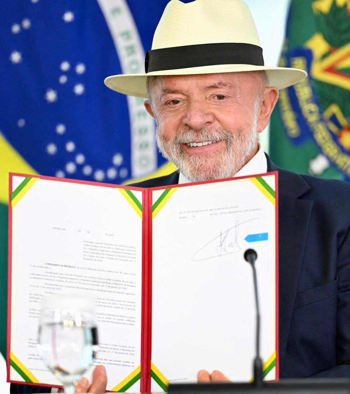 Der brasilianische Präsident Luiz Inácio Lula da Silva zeigt am 28. April 2026 im Planalto-Palast in Brasília das unterzeichnete Dekret zur Inkraftsetzung des Handelsabkommens zwischen der Europäischen Union und dem Mercosur.