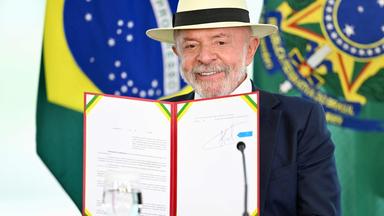 Der brasilianische Präsident Luiz Inácio Lula da Silva zeigt am 28. April 2026 im Planalto-Palast in Brasília das unterzeichnete Dekret zur Inkraftsetzung des Handelsabkommens zwischen der Europäischen Union und dem Mercosur.