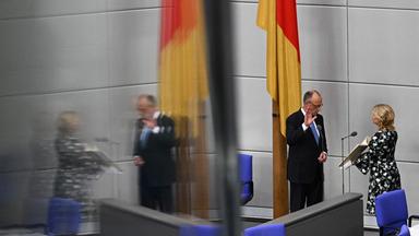 Der deutsche Bundeskanzler Friedrich Merz legt den Eid vor der Bundestagspräsidentin Julia Klöckner ab, nachdem er am 6. Mai 2025 in Berlin im Rahmen einer Vereidigungszeremonie im Bundestag zum neuen Bundeskanzler gewählt wurde.