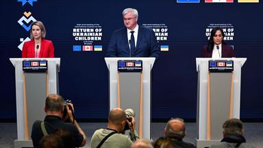 (Von links) Die Hohe Vertreterin der EU für Außen- und Sicherheitspolitik, Kaja Kallas, spricht gemeinsam mit dem ukrainischen Außenminister Andrii Sybiha und der kanadischen Außenministerin Anita Anand während einer Pressekonferenz der Internationalen Koalition für die Rückkehr ukrainischer Kinder am 11. Mai 2026 in Brüssel. Die Europäische Union verhängte Sanktionen gegen 23 staatliche Institutionen und Beamte, die für die „systematische rechtswidrige Deportation“ ukrainischer Kinder durch Russland verantwortlich sind. Seit dem Einmarsch Russlands in die Ukraine im Februar 2022 wird Moskau vorgeworfen, rund 20 500 Kinder aus den von seiner Armee besetzten Teilen der Ukraine gewaltsam umgesiedelt zu haben.