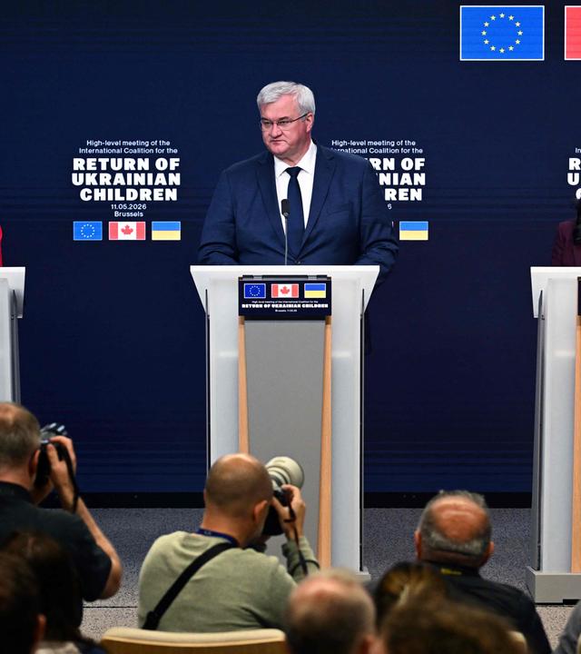 (Von links) Die Hohe Vertreterin der EU für Außen- und Sicherheitspolitik, Kaja Kallas, spricht gemeinsam mit dem ukrainischen Außenminister Andrii Sybiha und der kanadischen Außenministerin Anita Anand während einer Pressekonferenz der Internationalen Koalition für die Rückkehr ukrainischer Kinder am 11. Mai 2026 in Brüssel. Die Europäische Union verhängte Sanktionen gegen 23 staatliche Institutionen und Beamte, die für die „systematische rechtswidrige Deportation“ ukrainischer Kinder durch Russland verantwortlich sind. Seit dem Einmarsch Russlands in die Ukraine im Februar 2022 wird Moskau vorgeworfen, rund 20 500 Kinder aus den von seiner Armee besetzten Teilen der Ukraine gewaltsam umgesiedelt zu haben.