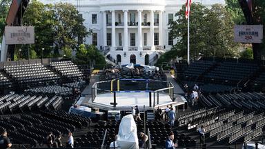 Auf dem Südrasen des Weißen Hauses in Washington, D.C., sind während einer Medienvorführung am 11. Juni 2026 die Sitzplätze und die Kampfarena „The Octagon“ für den bevorstehenden UFC-Kampf zu sehen, den US-Präsident Donald Trump im Rahmen der Feierlichkeiten zum 250-jährigen Bestehen der Vereinigten Staaten ausrichten wird. Die Veranstaltung der Ultimate Fighting Championship (UFC) findet am 14. Juni, dem 80. Geburtstag von US-Präsident Donald Trump, statt.