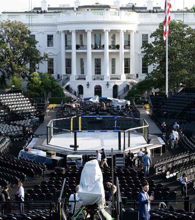 Auf dem Südrasen des Weißen Hauses in Washington, D.C., sind während einer Medienvorführung am 11. Juni 2026 die Sitzplätze und die Kampfarena „The Octagon“ für den bevorstehenden UFC-Kampf zu sehen, den US-Präsident Donald Trump im Rahmen der Feierlichkeiten zum 250-jährigen Bestehen der Vereinigten Staaten ausrichten wird. Die Veranstaltung der Ultimate Fighting Championship (UFC) findet am 14. Juni, dem 80. Geburtstag von US-Präsident Donald Trump, statt.