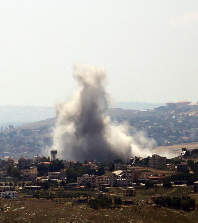 Dieses Foto, aufgenommen im südlibanesischen Ort Marjayoun, zeigt Rauch, der am 11. Juni 2026 vom Ort eines israelischen Luftangriffs auf das Dorf Kfar Tibnit aufsteigt. Das libanesische Gesundheitsministerium teilte mit, dass bei israelischen Luftangriffen auf den Süden des Landes am 10. Juni zwölf Menschen ums Leben gekommen seien, während der israelische Ministerpräsident Benjamin Netanjahu die Libanesen dazu aufforderte, sich dem Kampf Israels gegen die Hisbollah anzuschließen. Weder Israel noch die Hisbollah haben sich an den im April vereinbarten Waffenstillstand im Libanon gehalten, und der jüngste Krieg dauert trotz eines bedingten Waffenstillstandsabkommens an, das letzte Woche nach libanesisch-israelischen Gesprächen in Washington verkündet wurde. 