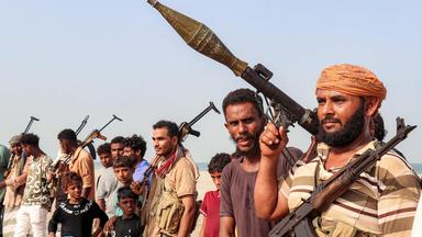 Kämpfer, die die in Aden ansässige, international anerkannte jemenitische Regierung unterstützen, versammeln sich am 20. Juli 2026 bei einer Mahnwache am Ufer des Roten Meeres in Khokha in der westjemenitischen Provinz Hodeidah und fordern eine Wiederaufnahme der Kampfhandlungen gegen die Huthis, die derzeit die Hauptstadt Sanaa kontrollieren. (Foto: Khaled ZIAD / AFP)