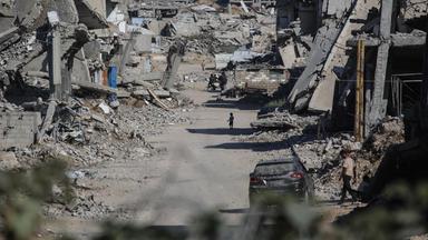 Palästinenser bahnen sich am 31. Juli 2026 ihren Weg durch zerstörte Gebäude in Khan Yunis im südlichen Gazastreifen. Die Hamas erklärte am 31. Juli 2026, sie habe einem vom US-Präsidenten angekündigten Abkommen zur Beendigung ihres Krieges mit Israel zugestimmt, das unter anderem die Übergabe ihrer Waffen an ein palästinensisches Regierungskomitee sowie den schrittweisen Abzug der israelischen Streitkräfte aus dem Gazastreifen vorsieht.