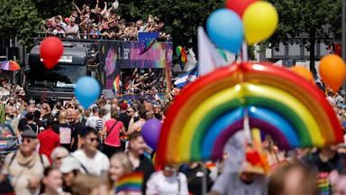 Feiernde Menschen auf dem CSD in Hamburg