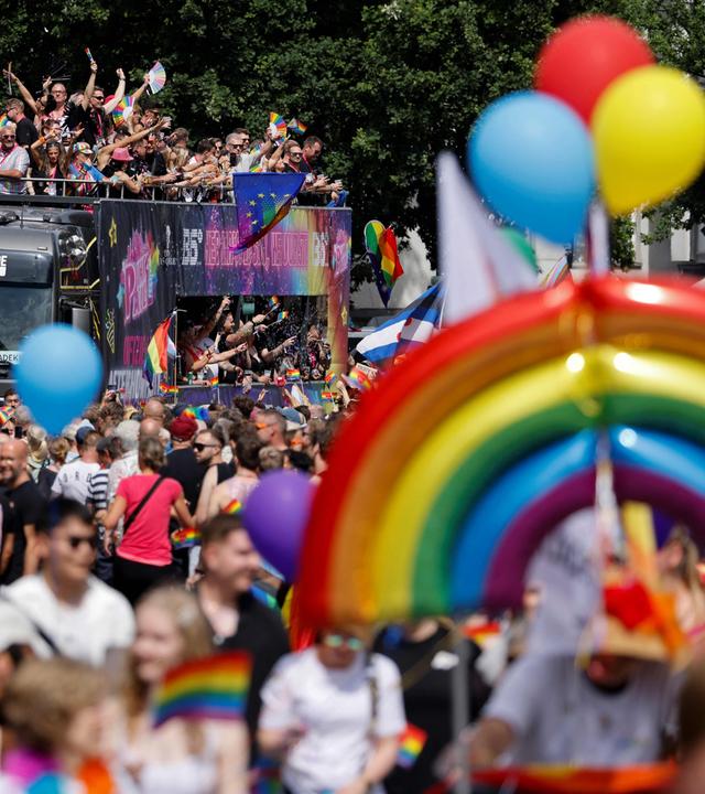 Feiernde Menschen auf dem CSD in Hamburg