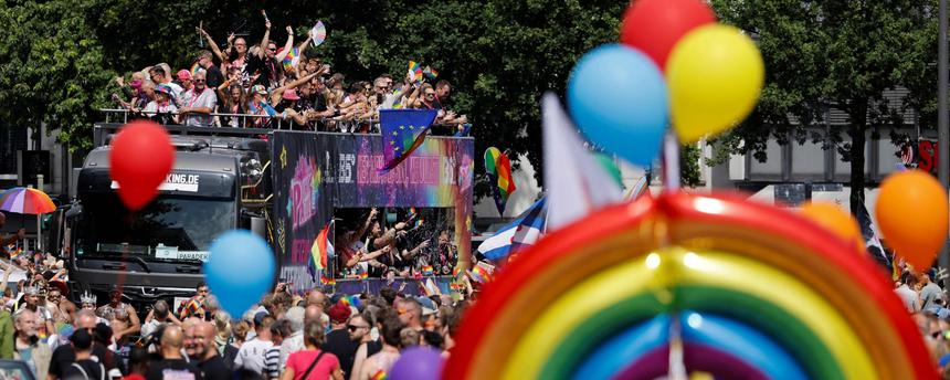 Feiernde Menschen auf dem CSD in Hamburg