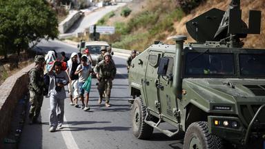 Marokkanische Migranten werden vom Militär auf ihrer Rückkehr nach Marokko aus Ceuta, der spanischen Exklave, begleitet.