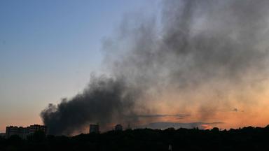Dieses Foto zeigt Rauch, der bei Sonnenuntergang nach einem Drohnenangriff in Kiew am 20. August 2026 im Zuge der russischen Invasion in der Ukraine aufsteigt.