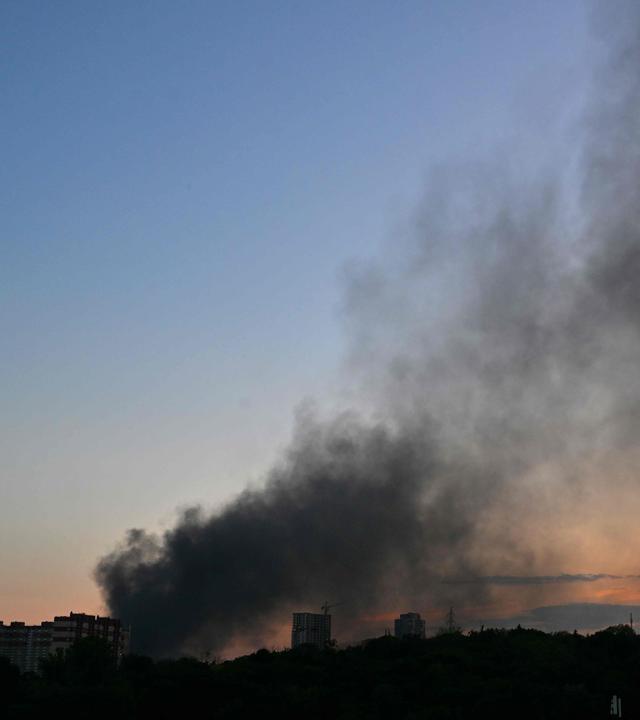 Dieses Foto zeigt Rauch, der bei Sonnenuntergang nach einem Drohnenangriff in Kiew am 20. August 2026 im Zuge der russischen Invasion in der Ukraine aufsteigt.