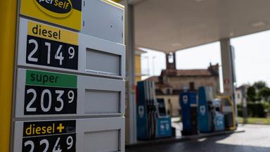 Dieses Foto zeigt die Preise pro Liter für bleifreies Benzin und Diesel vor einer Tankstelle in Saluzzo bei Cuneo im Nordwesten Italiens am 26. August 2026. Die italienische Regierung sucht nach Maßnahmen, um den stark steigenden Kraftstoffpreisen entgegenzuwirken, nachdem die Preise aufgrund des Konflikts im Nahen Osten gestiegen sind.