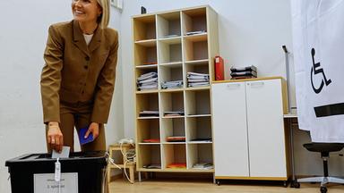 Die isländische Ministerpräsidentin Kristrun Frostadottir gibt am 29. August 2026 während des Referendums in einem Wahllokal in Reykjavik ihre Stimme ab.