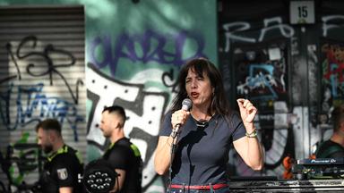 Elif Eralp, die Spitzenkandidatin der Partei „Die Linke“ bei den bevorstehenden Landtagswahlen, spricht am 29. August 2026 bei einer Wahlkampfveranstaltung im Berliner Stadtteil Friedrichshain vor Anhängern, die sich für den Erhalt des Kulturstandorts RAW einsetzen.
