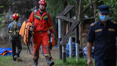 Mitarbeiter der chinesischen Feuerwehr und des Rettungsdienstes treffen im Trishuli-Lager ein, nachdem sie die Tunnelbaustelle in Rasuwa inspiziert haben – im Anschluss an die Sturzfluten im nepalesischen Distrikt Nuwakot am 31. August 2026. Die Rettungskräfte kämpften sich am 31. August bereits den sechsten Tag in Folge durch Schlamm und Trümmer, während die Zahl der Vermissten auf fast 5.000 anstieg, nachdem tsunamiartige Gletscherfluten von der chinesisch-nepalesischen Grenze herabgestürmt waren und eine „unvorstellbare“ Katastrophe ausgelöst hatten.