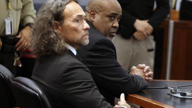 Duane Davis (rechts) und sein Anwalt Michael Sanft sitzen im Gerichtssaal, nachdem eine Geschworenenjury Davis am 31. August 2026 im Prozess um die Tötung des Rappers Tupac Shakur im Jahr 1996 für schuldig befunden hat; Aufnahme aus dem Clark County District Court im Regional Justice Center in Las Vegas, Nevada.