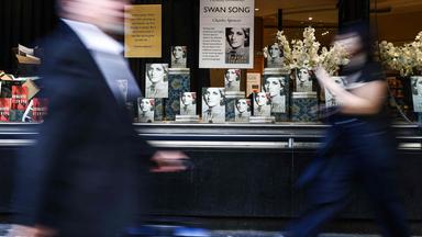 Swan Song neues Buch von Prinzessin Dianas' Bruder Charles Spencer. In dem Buch beschreibt er die Beziehung zu seiner Schwester und erhebt schwere Vorwürfe gegenüber dem König.