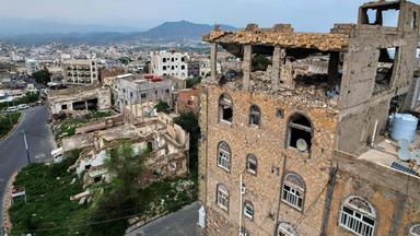 Diese mit einer Drohne aufgenommene Luftaufnahme zeigt am 25. September 2026 beschädigte Gebäude in der Stadt Taiz, der Hauptstadt der Provinz Taiz im Südwesten des Jemen. Der Vorsitzende des jemenitischen Regierungsgremiums rief am 25. September zu einer allgemeinen Mobilmachung auf, um den vom Iran unterstützten Houthis entgegenzutreten, da die Gruppe ihre Angriffe auf Regierungstruppen und deren saudischen Verbündeten verstärkt. Sein Aufruf erfolgt wenige Wochen, nachdem die zersplitterte jemenitische Regierung einen schweren Schlag durch die Houthis erlitten hatte, die die Kontrolle über die gesamte Küste des Landes am Roten Meer übernommen haben und weiterhin gegen die jemenitischen Streitkräfte kämpfen, sowie saudische Schiffe und Gebiete angreifen.