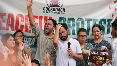 Abhijeet Dipke (Mitte), Gründer der Cockroach Janta Party, spricht am Samstag, dem 6. Juni 2026, bei einer Protestkundgebung in Neu-Delhi, Indien, zu seinen Anhängern.