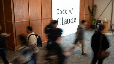 Leuchtschrift „Code with Claude“ auf der Entwicklerkonferenz „Code with Claude“ von Anthropic am Mittwoch, dem 6. Mai 2026, in San Francisco