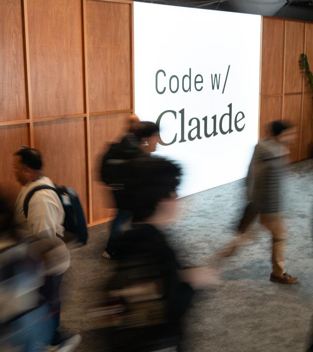 Leuchtschrift „Code with Claude“ auf der Entwicklerkonferenz „Code with Claude“ von Anthropic am Mittwoch, dem 6. Mai 2026, in San Francisco