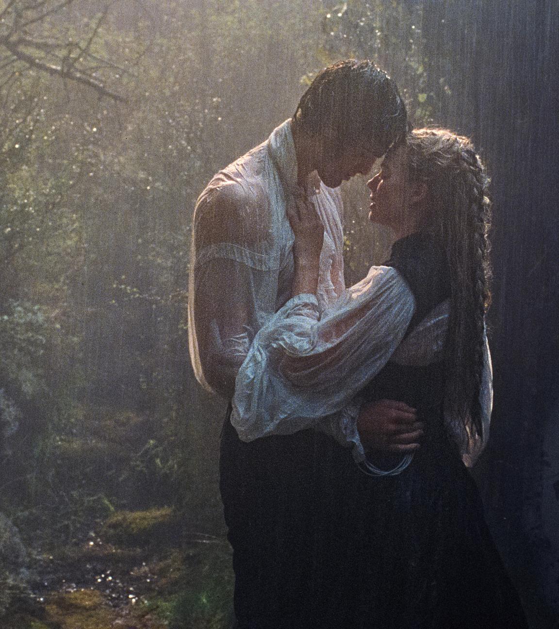 Margot Robbie und Jacob Elordi in einer Szene von "Wuthering Heights"