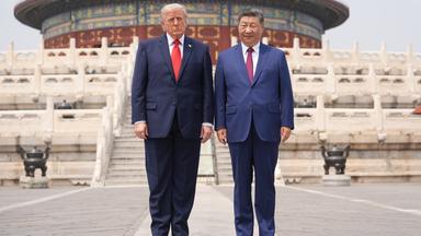 Präsident Donald Trump (links) steht am Donnerstag, dem 14. Mai 2026, in Peking gemeinsam mit dem chinesischen Präsidenten Xi Jinping vor dem Himmelstempel.