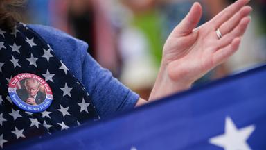 Eine Person trägt eine Anstecknadel mit dem Bildnis von Präsident Donald Trump bei „Rededicate 250“, einer überwiegend konservativ-christlichen Gebetsversammlung zu Ehren des 250-jährigen Bestehens der Vereinigten Staaten, auf der National Mall am Sonntag, dem 17. Mai 2026, in Washington