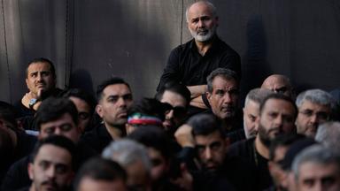 Menschen hören einem Redner während einer Trauerfeier in Teheran zu