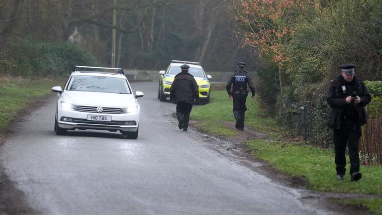 Polizeibeamte sichern am Donnerstag, 19. Februar 2026, das Gelände des Sandringham Royal Estate in Sandringham, England, nachdem Andrew Mountbatten-Windsor von der britischen Polizei wegen des Verdachts auf Amtsmissbrauch festgenommen worden war.