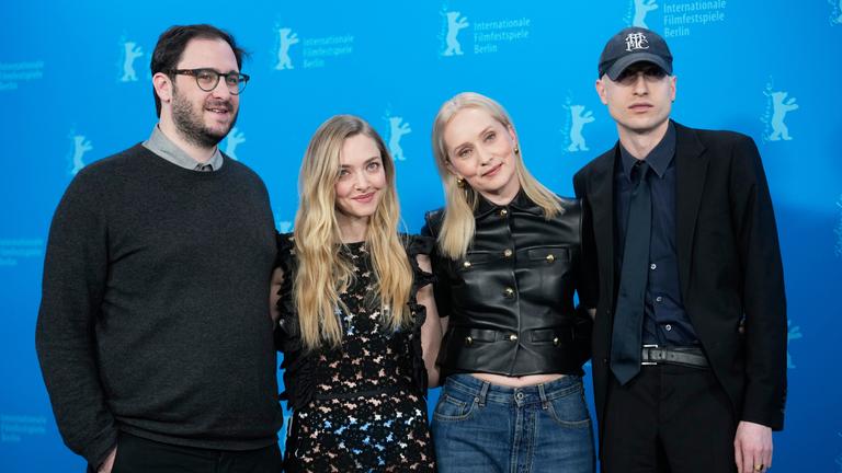 Produzent Andrew Morrison, Schauspielerin Amanda Seyfried, Regisseurin Mona Fastvold und Musiker und Komponist Daniel Blumberg posieren bei einem Fototermin für den Film „The Testament Of Ann Lee“ während der Berlinale in Berlin.