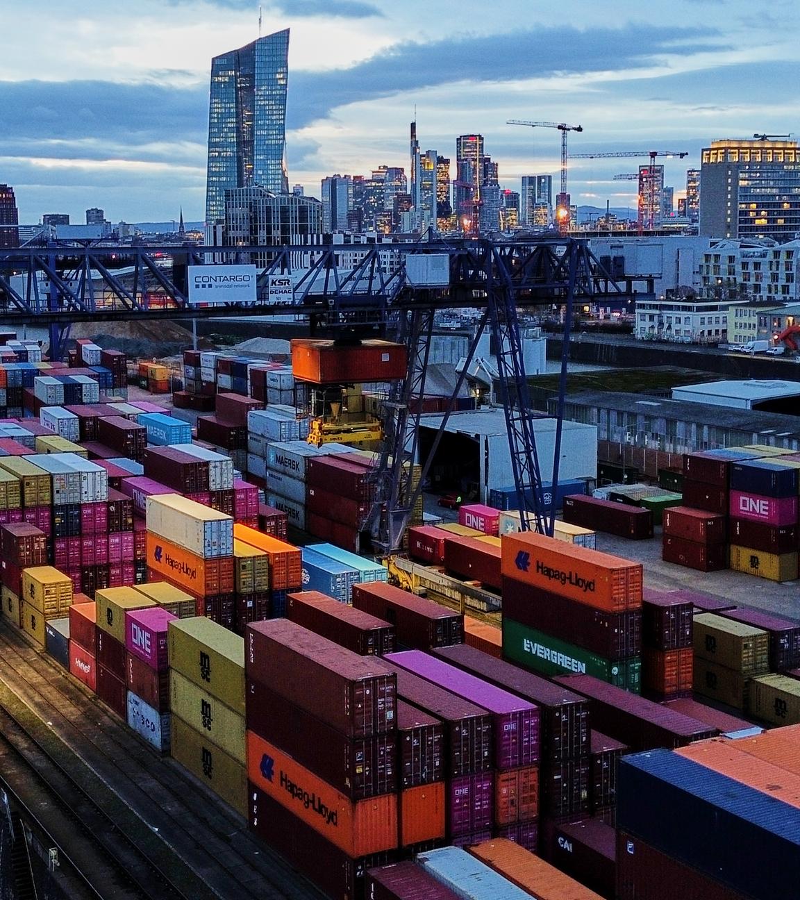 Container werden am Montag, 23. Februar 2026, in einem Frachtterminal in Frankfurt am Main gelagert.