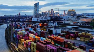 Container werden am Montag, 23. Februar 2026, in einem Frachtterminal in Frankfurt am Main gelagert.