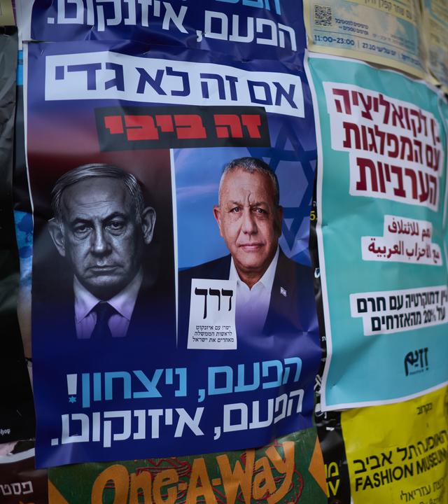 Ein Plakat zeigt den israelischen Ministerpräsidenten Benjamin Netanjahu (links) und seinen Hauptkonkurrenten, den Oppositionskandidaten Gadi Eisenkot, Vorsitzender der Partei „Yashar“ („Geradeaus“), auf einem Fußgängerweg am Montag, dem 26. Oktober 2026, in Tel Aviv, Israel, im Vorfeld der morgigen Parlamentswahlen.