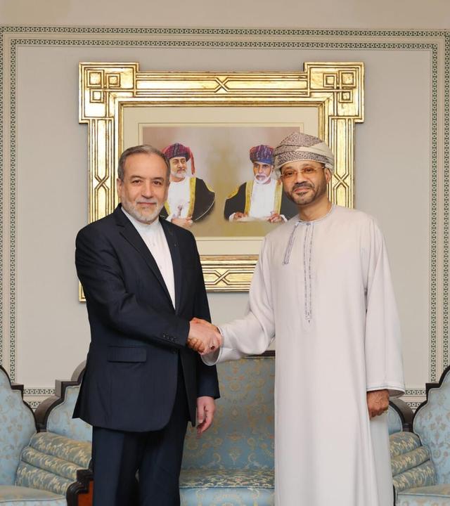 Im Oman haben erste indirekte Gespräche zwischen dem Iran und den USA stattgefunden. Die Beratungen konzentrierten sich laut der omanischen Regierung zunächst darauf, geeignete Voraussetzungen für die Wiederaufnahme von Verhandlungen zu schaffen.