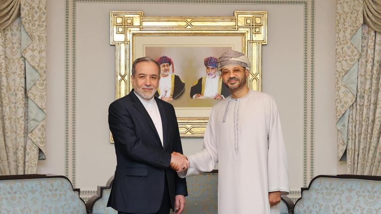 Im Oman haben erste indirekte Gespräche zwischen dem Iran und den USA stattgefunden. Die Beratungen konzentrierten sich laut der omanischen Regierung zunächst darauf, geeignete Voraussetzungen für die Wiederaufnahme von Verhandlungen zu schaffen.