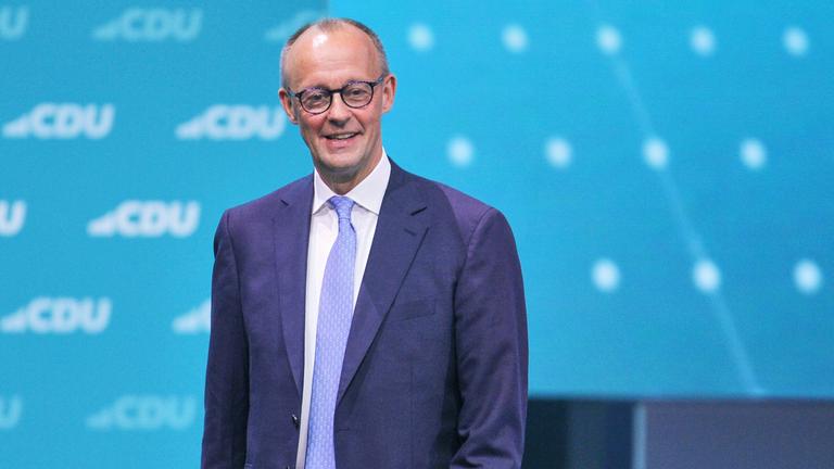 Parteichef Friedrich Merz bekommt nach seiner Rede Applaus