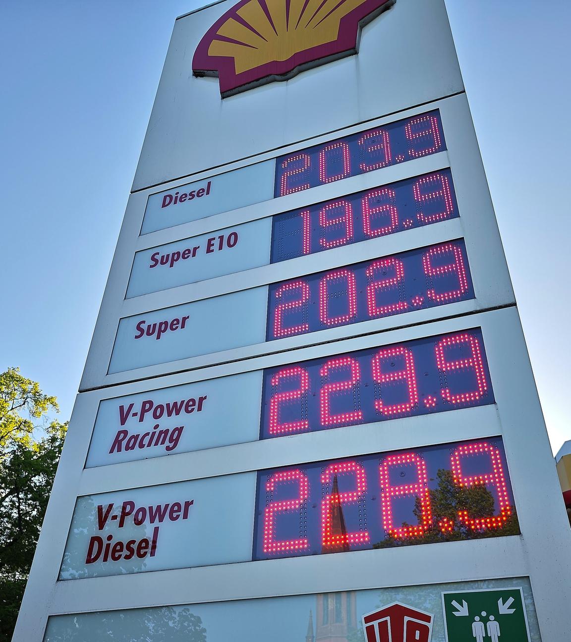 Berlin, Deutschland, 01.05.2026: Preistafel an einer Shell-Tankstelle am Morgen des 1. Mai nach Wirksamen des sogenannten Tankrabatt